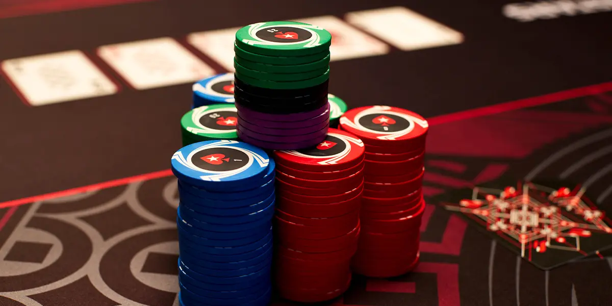 Un grande stack di chips in un torneo turbo