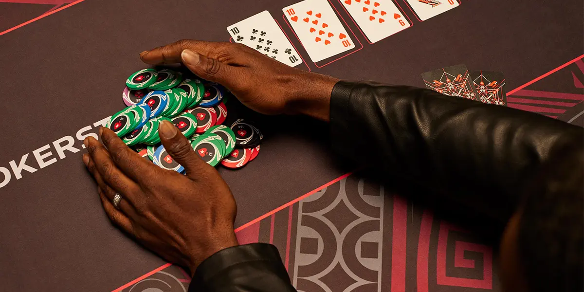 Giocatore di poker che si porta a casa il piatto dopo una puntata vincente al turn.