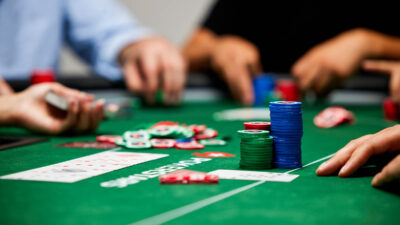 Conteggio delle chip al tavolo da poker