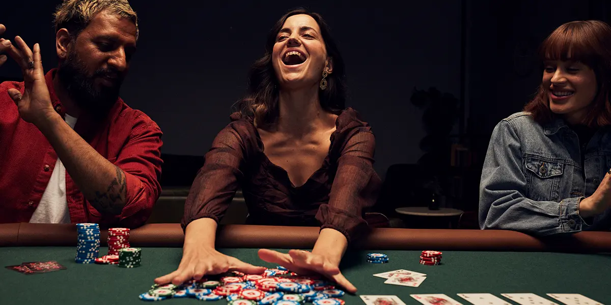 Un giocatore di poker festeggia una grossa vincita di poker, elargendo una mancia al dealer e sfruttando al massimo l'esperienza di poker live.