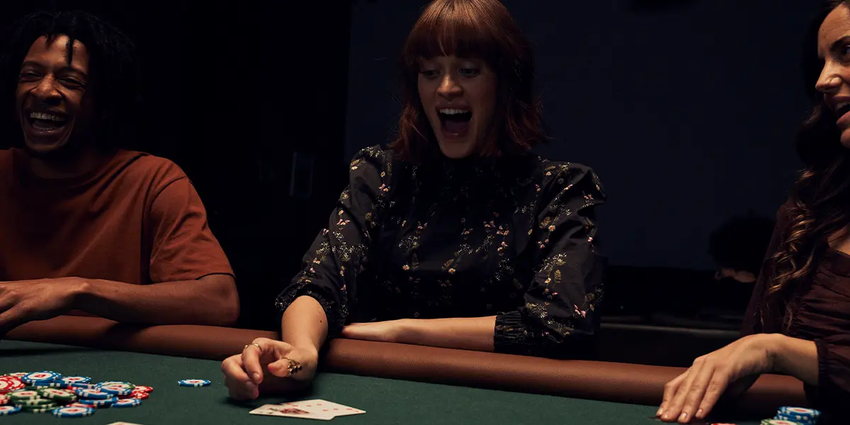 Un giocatore di poker mostra le sue carte dopo aver vinto un piatto.