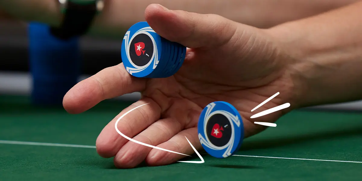 Giocatore di poker che effettua un gioco di prestigio con le chips al tavolo