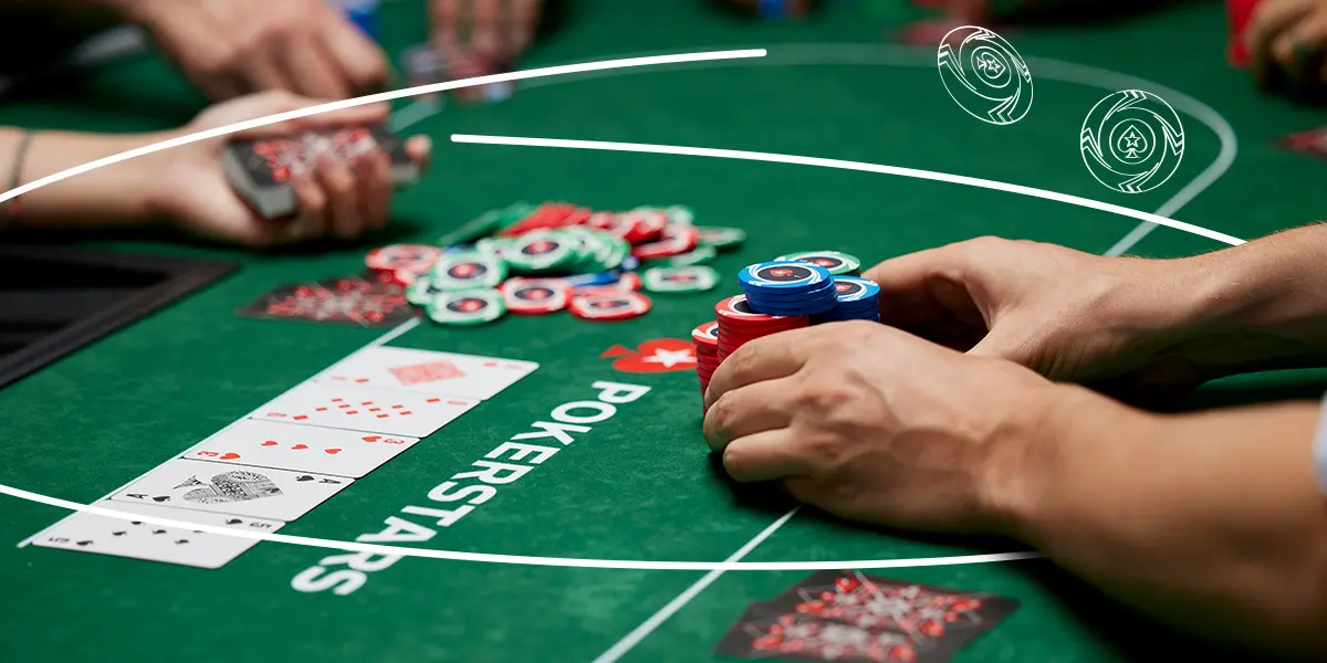 Giocatore di poker che va all-in durante un torneo Progressive Knockout, mettendo in risalto l'azione guidata dalle taglie.