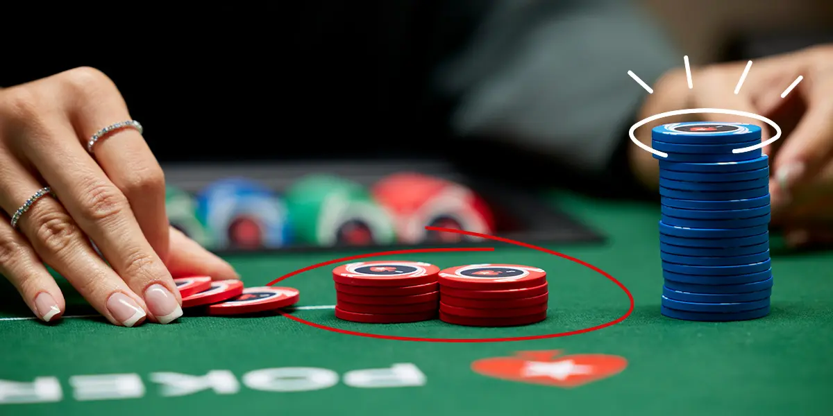 Giocatore di poker che difende il grande buio contro un rilancio