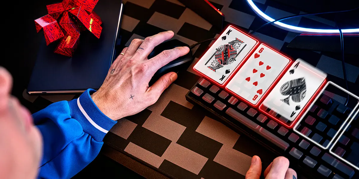 Donna che studia i concetti del poker, mentre decide se rilanciare, fare check o passare durante una mano online.