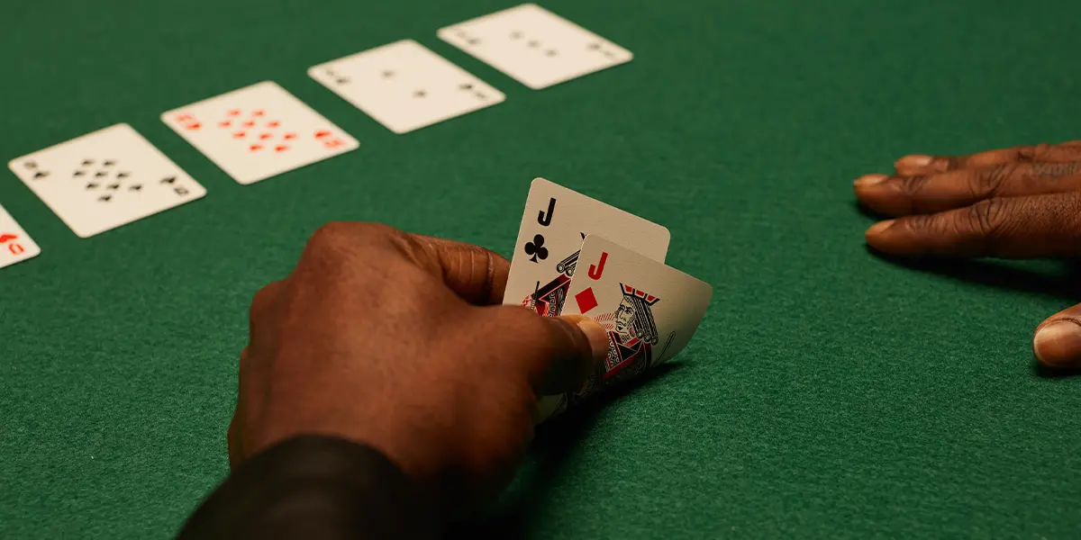 Un giocatore di poker professionista che osserva intensamente il tavolo, rappresenta la pratica di leggere le mani e l'analisi dei range.