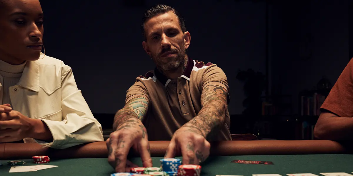 Uno stack di chips che viene messo nel piatto, rappresenta l'EV più alto di una 3-bet rispetto a un semplice call.