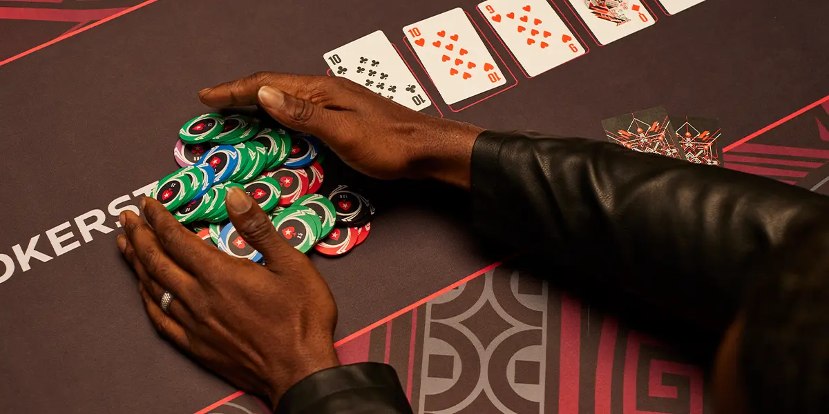 Giocatore di poker che raccoglie un grande piatto vinto in un torneo grazie a un bluff con Triple Barrel.