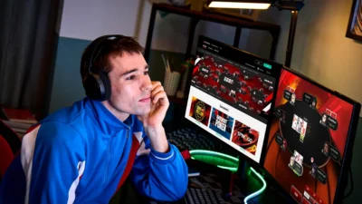 Giocatore di poker online che analizza una mano in un cash game low-stake
