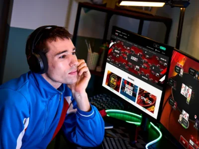 Giocatore di poker online che analizza una mano in un cash game low-stake