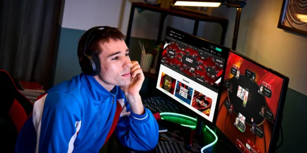 Giocatore di poker online che analizza una mano in un cash game low-stake