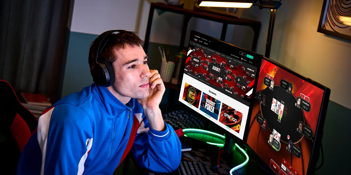 Giocatore di poker online che analizza una mano in un cash game low-stake