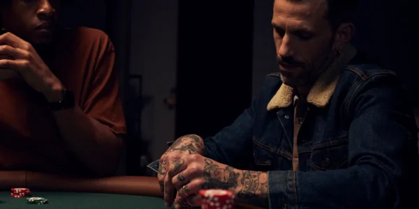 Giocatore di poker che isola un limper loose in posizione con un asso offsuit