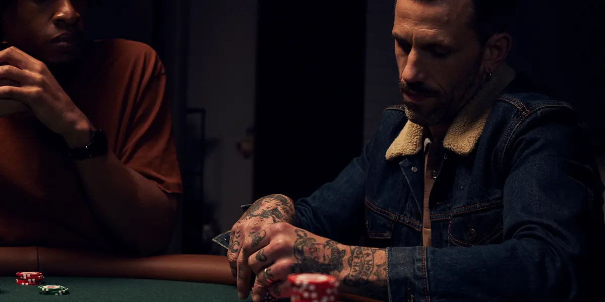 Giocatore di poker che isola un limper loose in posizione con un asso offsuit