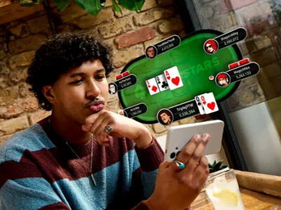 Giocatore di poker che gioca sul suo smartphone. In sovraimpressione si vede un tavolo di poker virtuale dove viene mostrata una coppia di donne.