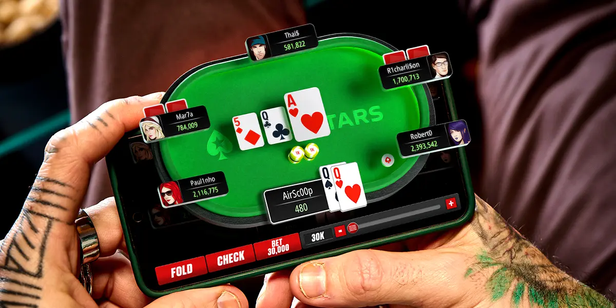 Immagine ravvicinata delle mani di un giocatore con uno smartphone che mostra un torneo di poker online su PokerStars.