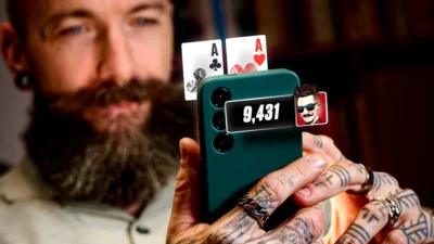 Primo piano di un giocatore che partecipa a un torneo di poker online sull'app di PokerStars.