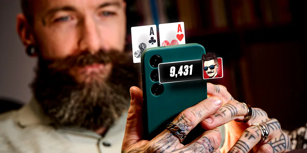 Primo piano di un giocatore che partecipa a un torneo di poker online sull'app di PokerStars.